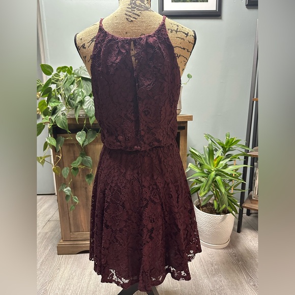 Women’s lace maroon dress, size small. - Picture 2 of 4
